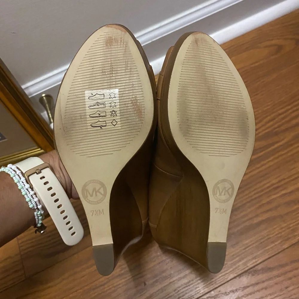 Michael Kors Hamilton Wedges! Size 7 1/2. - Picture 6 of 6